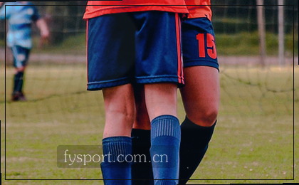 一位穿卫衣的年轻人，边走边滑动手机屏幕。